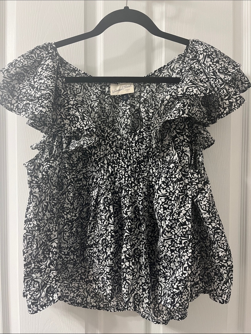 Universal Thread Black & White Floral Ruffle Cap Sleeve Top